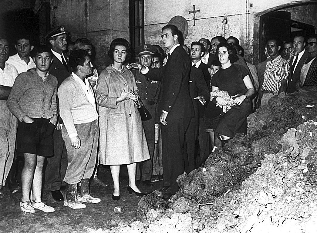 Los Reyes Juan Carlos I y Sofía visitan provincias afectadas (1962)- EFE