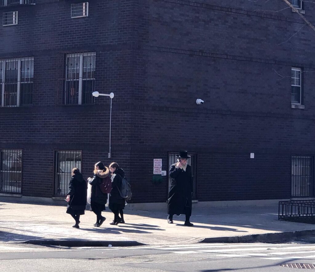 Niñas dirigiéndose a la escuela en Williamsburg