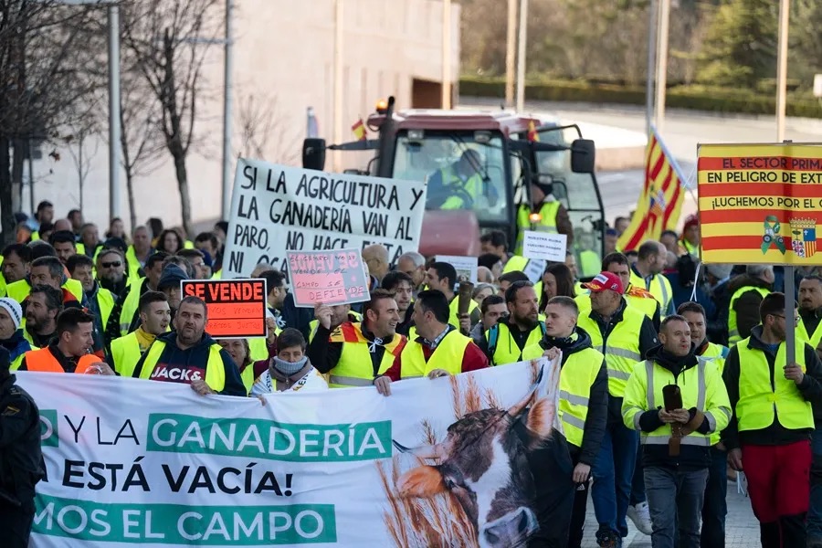 Agricultores y ganaderos protestan en Teruel. EFE/Antonio Garcia