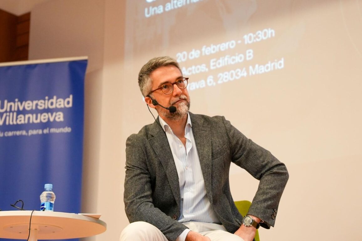 Carlos Franganillo en el salón de actos de la Universidad Villanueva