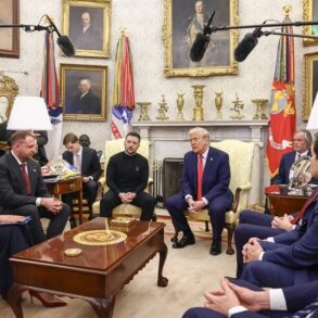 Donald Trump con el presidente ucraniano Volodymyr Zelensky en el Despacho Oval EFE/EPA/Jim Lo Scalzo