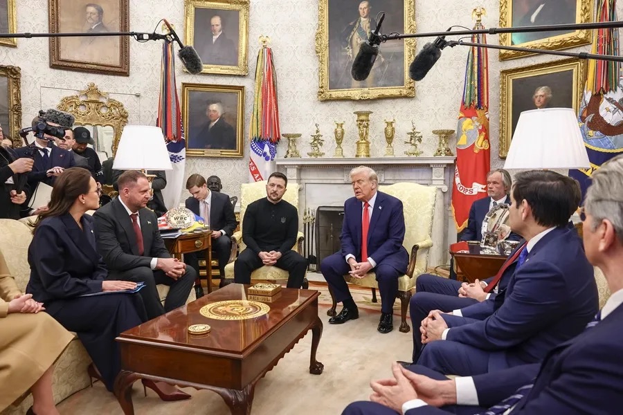 Donald Trump con el presidente ucraniano Volodymyr Zelensky en el Despacho Oval EFE/EPA/Jim Lo Scalzo